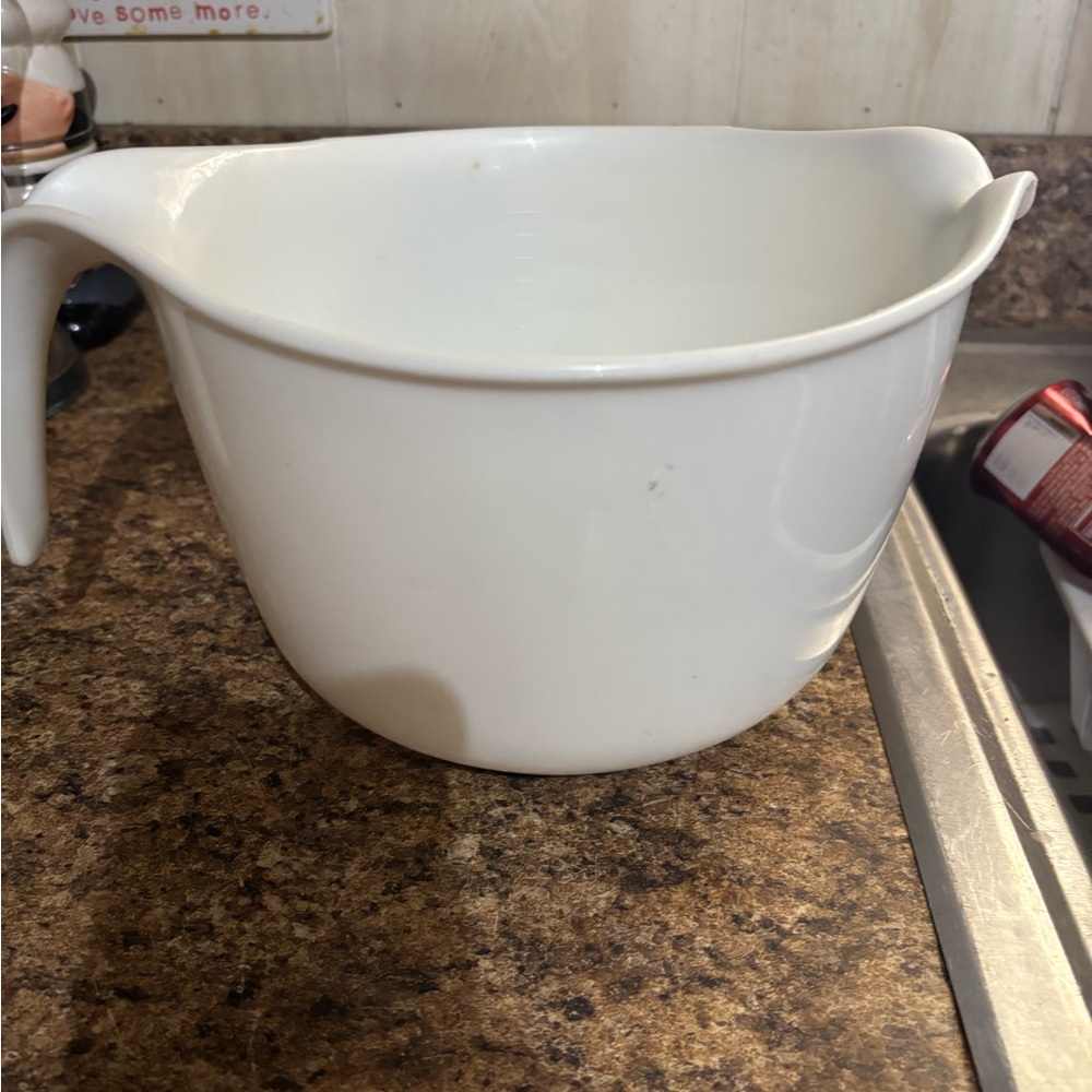 Rubbermaid Classic White Mixing Bowl